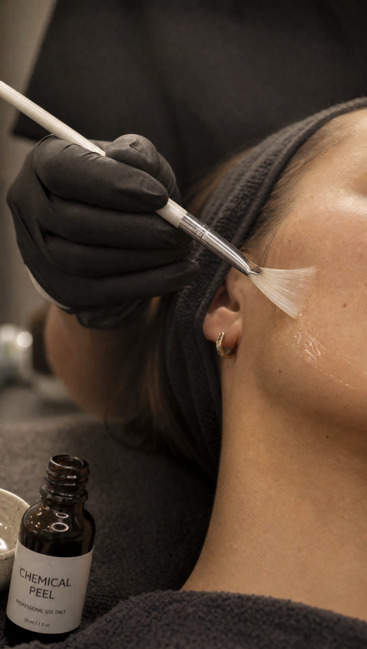 Anti-Age Peel påføres under behandling